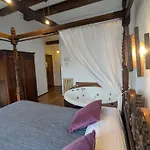 Casas De Isu Hotel *